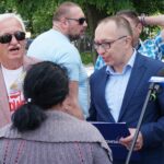 04.06.2020. Kielce. Zbieranie podpisów poparcia dla Rafała Trzaskowskiego. Na zdjęciu: Ryszard Cichy, Artur Gierada - przewodniczący świętokrzyskich struktur PO / Michał Kita / Radio Kielce