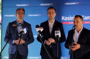 05.06.2020. Włoszczowa. Władysław Kosiniak-Kamysz, kandydat Polskiego Stronnictwa Ludowego w wyborach prezydenckich przedstawił swój program wyborczy. Na zdjęciu (od lewej): Adam Jarubas - europoseł, Władysław Kosiniak-Kamysz, Grzegorz Dziubek - burmistrz Włoszczowy / Michał Kita / Radio Kielce