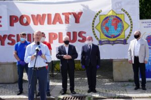 06.06.2020 Kielce. Akcja „Kolumna nadziei”. Na zdjęciu (od lewej): Kazimierz Skowron - świętokrzyska grupa wojewódzka międzynarodowego stowarzyszenia policji, wiceminister Piotr Wawrzyk, Paweł Faryna - starosta jędrzejowski, poseł Krzysztof Lipiec, wicemarszałek Marek Bogusławski i Krzysztof Obratański - burmistrz Końskich / Michał Kita / Radio Kita