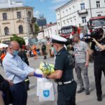 06.06.2020 Kielce. Akcja „Kolumna nadziei”. Środki ochrony osobistej przekazuje wiceminister Piotr Wawrzyk / Michał Kita / Radio Kita