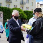 06.06.2020 Kielce. Akcja „Kolumna nadziei”. Środki ochrony osobistej przekazują (od lewej): wicemarszałek Marek Bogusławski i poseł Krzysztof Lipiec / Michał Kita / Radio Kita