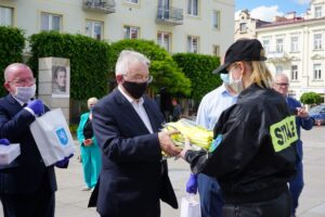 06.06.2020 Kielce. Akcja „Kolumna nadziei”. Środki ochrony osobistej przekazują (od lewej): wicemarszałek Marek Bogusławski i poseł Krzysztof Lipiec / Michał Kita / Radio Kita