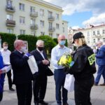 06.06.2020 Kielce. Akcja „Kolumna nadziei”. Środki ochrony osobistej przekazują (od lewej): Paweł Faryna - starosta jędrzejowski, Kazimierz Skowron - świętokrzyska grupa wojewódzka międzynarodowego stowarzyszenia policji, wicemarszałek Marek Bogusławski, poseł Krzysztof Lipiec i wiceminister Piotr Wawrzyk / Michał Kita / Radio Kita