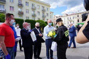 06.06.2020 Kielce. Akcja „Kolumna nadziei”. Środki ochrony osobistej przekazują (od lewej): Paweł Faryna - starosta jędrzejowski, Kazimierz Skowron - świętokrzyska grupa wojewódzka międzynarodowego stowarzyszenia policji, wicemarszałek Marek Bogusławski, poseł Krzysztof Lipiec i wiceminister Piotr Wawrzyk / Michał Kita / Radio Kita