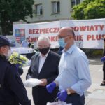 06.06.2020 Kielce. Akcja „Kolumna nadziei”. Środki ochrony osobistej przekazują (od lewej): poseł Krzysztof Lipiec i wiceminister Piotr Wawrzyk / Michał Kita / Radio Kita