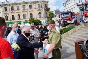 06.06.2020 Kielce. Akcja „Kolumna nadziei”. Środki ochrony osobistej przekazują (od lewej): poseł Krzysztof Lipiec i wiceminister Piotr Wawrzyk / Michał Kita / Radio Kita