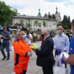06.06.2020 Kielce. Akcja „Kolumna nadziei”. Środki ochrony osobistej przekazują (od lewej): poseł Krzysztof Lipiec i wiceminister Piotr Wawrzyk / Michał Kita / Radio Kita