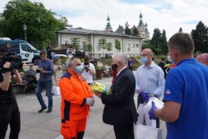 06.06.2020 Kielce. Akcja „Kolumna nadziei”. Środki ochrony osobistej przekazują (od lewej): poseł Krzysztof Lipiec i wiceminister Piotr Wawrzyk / Michał Kita / Radio Kita