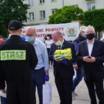 06.06.2020 Kielce. Akcja „Kolumna nadziei”. Środki ochrony osobistej przekazują (od lewej): Paweł Faryna - starosta jędrzejowski, wiceminister Piotr Wawrzyk, wicemarszałek Marek Bogusławski i poseł Krzysztof Lipiec / Michał Kita / Radio Kita