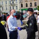 06.06.2020 Kielce. Akcja „Kolumna nadziei”. Środki ochrony osobistej przekazują (od lewej): poseł Krzysztof Lipiec i wiceminister Piotr Wawrzyk / Michał Kita / Radio Kita