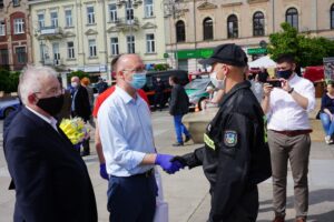 06.06.2020 Kielce. Akcja „Kolumna nadziei”. Środki ochrony osobistej przekazują (od lewej): poseł Krzysztof Lipiec i wiceminister Piotr Wawrzyk / Michał Kita / Radio Kita