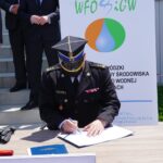 15.06.2020. Kielce. Podpisanie umów w WFOŚiGW. Umowę podpisuje brygadier Krzysztof Ciosek - komendant komendy wojewódzkiej PSP Kielce / Michał Kita / Radio Kielce