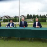 10.06.2020 Jędrzejów. Podpisanie umowy na modernizację obiektów sportowych przy Szkole Podstawowej nr 4 i Pływalni Miejskiej w Jędrzejowie. Na zdjęciu od lewej: Zbigniew Polakowski - wiceprezes Polskiego Związku Lekkiej Atletyki, Huber Wójcik  - firma ECOforma, Marcin Piszczek - burmistrz Jędrzejowa, Piotr Wawrzyk - wiceminister spraw zagranicznych, Robert Kruk - przewodniczący rady miejskiej w Jędrzejowie / Ewa Pociejowska-Gawęda / Radio Kielce