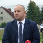 10.06.2020 Jędrzejów. Podpisanie umowy na modernizację obiektów sportowych przy Szkole Podstawowej nr 4 i Pływalni Miejskiej w Jędrzejowie. Na zdjęciu Marcin Piszczek - burmistrz Jędrzejowa / Ewa Pociejowska-Gawęda / Radio Kielce