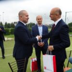 10.06.2020 Jędrzejów. Podpisanie umowy na modernizację obiektów sportowych przy Szkole Podstawowej nr 4 i Pływalni Miejskiej w Jędrzejowie. Na zdjęciu Marcin Piszczek - burmistrz Jędrzejowa, Robert Kruk - przewodniczący rady miejskiej w Jędrzejowie, Piotr Wawrzyk - wiceminister spraw zagranicznych / Ewa Pociejowska-Gawęda / Radio Kielce