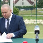 10.06.2020 Jędrzejów. Podpisanie umowy na modernizację obiektów sportowych przy Szkole Podstawowej nr 4 i Pływalni Miejskiej w Jędrzejowie. Na zdjęciu Marcin Piszczek - burmistrz  Jędrzejowa / Ewa Pociejowska-Gawęda / Radio Kielce