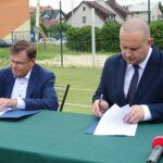 10.06.2020 Jędrzejów. Podpisanie umowy na modernizację obiektów sportowych przy Szkole Podstawowej nr 4 i Pływalni Miejskiej w Jędrzejowie. Na zdjęciu Huber Wójcik - firma ECOforma, Marcin Piszczek - burmistrz Jędrzejowa / Ewa Pociejowska-Gawęda / Radio Kielce