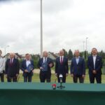 10.06.2020 Jędrzejów. Podpisanie umowy na modernizację obiektów sportowych przy Szkole Podstawowej nr 4 i Pływalni Miejskiej w Jędrzejowie. Na zdjęciu Jowita Foremnik, Igor Wachowicz, Zbigniew Polakowski - wiceprezes Polskiego Związku Lekkiej Atletyki, Huber Wójcik  - firma ECOforma, Marcin Piszczek - burmistrz Jędrzejowa, poseł Piotr Wawrzyk, Robert Kruk - przewodniczący rady miejskiej w Jędrzejowie, Tomasz Mularczyk - skarbnik UMKS „Nadir” , Piotr Żołna – prezes UMKS „Nadir” / Ewa Pociejowska-Gawęda / Radio Kielce