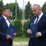 10.06.2020 Jędrzejów. Podpisanie umowy na modernizację obiektów sportowych przy Szkole Podstawowej nr 4 i Pływalni Miejskiej w Jędrzejowie. Na zdjęciu Huber Wójcik - firma ECOforma, Marcin Piszczek - burmistrz Jędrzejowa / Ewa Pociejowska-Gawęda / Radio Kielce