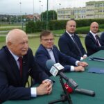 10.06.2020 Jędrzejów. Podpisanie umowy na modernizację obiektów sportowych przy Szkole Podstawowej nr 4 i Pływalni Miejskiej w Jędrzejowie. Na zdjęciu: Zbigniew Polakowski - wiceprezes Polskiego Związku Lekkiej Atletyki, Huber Wójcik - firma ECOforma, Marcin Piszczek - burmistrz Jędrzejowa, poseł Piotr Wawrzyk, Robert Kruk - przewodniczący rady miejskiej w Jędrzejowie / Ewa Pociejowska-Gawęda / Radio Kielce