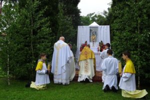 11.06.2020. Jędrzejów. Archiopactwo Cystersów. Uroczystości Bożego Ciała / Ewa Pociejowska-Gawęda / Radio Kielce