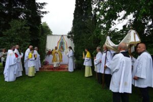 11.06.2020. Jędrzejów. Archiopactwo Cystersów. Uroczystości Bożego Ciała / Ewa Pociejowska-Gawęda / Radio Kielce