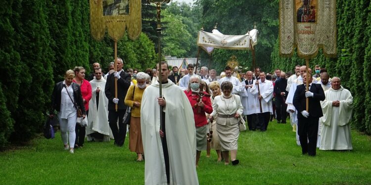 11.06.2020. Jędrzejów. Archiopactwo Cystersów. Uroczystości Bożego Ciała / Ewa Pociejowska-Gawęda / Radio Kielce