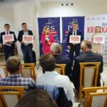 14.06.2020. Włoszczowa. Akcja  „Łączy nas Polska”. Od lewej: Rafał Pacanowski - członek zarządu powiatu włoszczowskiego, Dariusz Czechowski - starosta włoszczowski , Damian Moroń - kierownik placówki terenowej KRUS we Włoszczowie, poseł Anna Krupka - wiceminister sportu, Krzysztof Słoń - senator PiS, Łukasz Karpiński - wicestarosta włoszczowski / Ewa Pociejowska-Gawęda / Radio Kielce