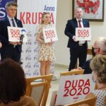 14.06.2020. Włoszczowa. Akcja  „Łączy nas Polska”. Na zdjęciu (od lewej): poseł Anna Krupka - wiceminister sportu, Krzysztof Słoń - senator PiS, z prawej: Łukasz Karpiński - wicestarosta włoszczowski / Ewa Pociejowska-Gawęda / Radio Kielce