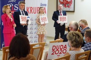 14.06.2020. Włoszczowa. Akcja „Łączy nas Polska”. Na zdjęciu (od lewej): poseł Anna Krupka - wiceminister sportu, Krzysztof Słoń - senator PiS, z prawej: Łukasz Karpiński - wicestarosta włoszczowski / Ewa Pociejowska-Gawęda / Radio Kielce