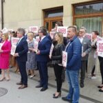 14.06.2020. Włoszczowa. Akcja  „Łączy nas Polska”. Na zdjęciu (od lewej): Łukasz Karpiński - wicestarosta włoszczowski, poseł Anna Krupka - wiceminister sportu, Krzysztof Słoń - senator PiS, Dariusz Czechowski - starosta włoszczowski / Ewa Pociejowska-Gawęda / Radio Kielce