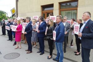 14.06.2020. Włoszczowa. Akcja „Łączy nas Polska”. Na zdjęciu (od lewej): Łukasz Karpiński - wicestarosta włoszczowski, poseł Anna Krupka - wiceminister sportu, Krzysztof Słoń - senator PiS, Dariusz Czechowski - starosta włoszczowski / Ewa Pociejowska-Gawęda / Radio Kielce