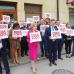 14.06.2020. Włoszczowa. Akcja  „Łączy nas Polska”. Na zdjęciu (od lewej): Łukasz Karpiński - wicestarosta włoszczowski, poseł Anna Krupka - wiceminister sportu, Krzysztof Słoń - senator PiS, Dariusz Czechowski - starosta włoszczowski / Ewa Pociejowska-Gawęda / Radio Kielce