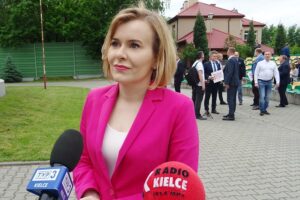 14.06.2020. Jędrzejów. Akcja "Łączy nas Polska". Na zdjęciu: poseł Anna Krupka - wiceminister sportu / Ewa Pociejowska-Gawęda / Radio Kielce