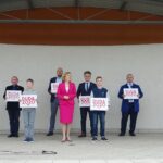 14.06.2020. Jędrzejów. Akcja "Łączy nas Polska". Na zdjęciu (od lewej): Paweł Faryna - starosta powiatu jędrzejowskiego, Marek Bogusławski - wicemarszałek województwa świętokrzyskiego, Grzegorz Socha, zastępca prezesa Zarządu Wojewódzkiego Funduszu Ochrony Środowiska i Gospodarki Wodnej w Kielcach, Anna Krupka - wiceminister sportu, Krzysztof Słoń - senator PiS, Marcin Piszczek - burmistrz Jędrzejowa, Dominik Łukasik - wójt gminy Wodzisław    / Ewa Pociejowska-Gawęda / Radio Kielce