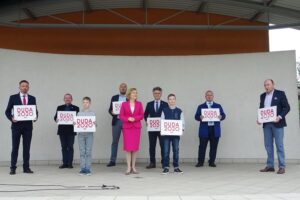 14.06.2020. Jędrzejów. Akcja "Łączy nas Polska". Na zdjęciu (od lewej): Paweł Faryna - starosta powiatu jędrzejowskiego, Marek Bogusławski - wicemarszałek województwa świętokrzyskiego, Grzegorz Socha, zastępca prezesa Zarządu Wojewódzkiego Funduszu Ochrony Środowiska i Gospodarki Wodnej w Kielcach, Anna Krupka - wiceminister sportu, Krzysztof Słoń - senator PiS, Marcin Piszczek - burmistrz Jędrzejowa, Dominik Łukasik - wójt gminy Wodzisław / Ewa Pociejowska-Gawęda / Radio Kielce