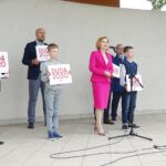 14.06.2020. Jędrzejów. Akcja "Łączy nas Polska". Na zdjęciu (od lewej): Na zdjęciu (od lewej): Paweł Faryna - starosta powiatu jędrzejowskiego, Grzegorz Socha, zastępca prezesa Zarządu Wojewódzkiego Funduszu Ochrony Środowiska i Gospodarki Wodnej w Kielcach, Anna Krupka - wiceminister sportu, Marcin Piszczek - burmistrz Jędrzejowa, Dominik Łukasik - wójt gminy Wodzisław    / Ewa Pociejowska-Gawęda / Radio Kielce