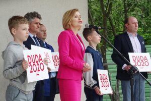 14.06.2020. Jędrzejów. Akcja "Łączy nas Polska". Na zdjęciu (od lewej): Na zdjęciu (od lewej): Krzysztof Słoń - senator PiS, Marcin Piszczek - burmistrz Jędrzejowa, Anna Krupka - wiceminister sportu, Krzysztof Słoń - senator PiS, Dominik Łukasik - wójt gminy Wodzisław / Ewa Pociejowska-Gawęda / Radio Kielce