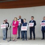 14.06.2020. Jędrzejów. Akcja "Łączy nas Polska".  Na zdjęciu (od lewej): Paweł Faryna - starosta powiatu jędrzejowskiego, Marek Bogusławski - wicemarszałek województwa świętokrzyskiego, Anna Krupka - wiceminister sportu, Grzegorz Socha, zastępca prezesa Zarządu Wojewódzkiego Funduszu Ochrony Środowiska i Gospodarki Wodnej w Kielcach, Anna Krupka - wiceminister sportu, Krzysztof Słoń - senator PiS, Marcin Piszczek - burmistrz Jędrzejowa, Dominik Łukasik - wójt gminy Wodzisław    / Ewa Pociejowska-Gawęda / Radio Kielce