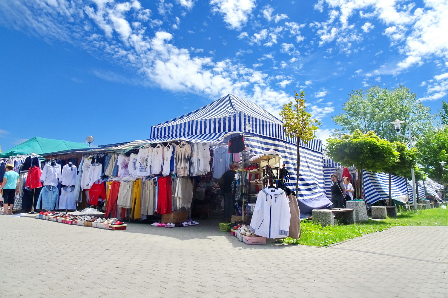 Kupcy z pasażu handlowego przy ulicy 1 maja w Busku-Zdroju / Kamil Włosowicz / Radio Kielce