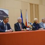 09.06.2020. Kielce. Podpisanie umów na projekty społeczne realizowane z RPO. Na zdjęciu (od lewej): Andrzej Pruś - przewodniczący Sejmiku Województwa Świętokrzyskiego, Andrzej Bętkowski - marszałek województwa świętokrzyskiego, Renata Janik - wicemarszałek województwa świętokrzyskiego i Maciej Gawin - radny sejmiku województwa / Michał Kita / Radio Kielce