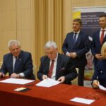 09.06.2020. Kielce. Podpisanie umów na projekty społeczne realizowane z RPO. Na zdjęciu (od lewej): Tadeusz Tkaczyk - wójt Strawczyna, Andrzej Bętkowski - marszałek województwa świętokrzyskiego, Andrzej Pruś - przewodniczący Sejmiku Województwa Świętokrzyskiego, Damian Gad - radny gminy Strawczyn, Renata Janik - wicemarszałek województwa świętokrzyskiego i Maciej Gawin - radny Sejmiku Województwa Świętokrzyskiego / Michał Kita / Radio Kielce