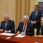 09.06.2020. Kielce. Podpisanie umów na projekty społeczne realizowane z RPO. Na zdjęciu (od lewej): Tadeusz Tkaczyk - wójt Strawczyna, Andrzej Bętkowski - marszałek województwa świętokrzyskiego, Andrzej Pruś - przewodniczący Sejmiku Województwa Świętokrzyskiego, Damian Gad - radny gminy Strawczyn i Renata Janik - wicemarszałek województwa świętokrzyskiego / Michał Kita / Radio Kielce