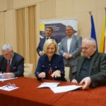 09.06.2020. Kielce. Podpisanie umów na projekty społeczne realizowane z RPO. Na zdjęciu (od lewej): Andrzej Bętkowski - marszałek województwa świętokrzyskiego, Andrzej Pruś - przewodniczący Sejmiku Województwa Świętokrzyskiego, Renata Janik - wicemarszałek województwa świętokrzyskiego, Maciej Gawin - radny Sejmiku Województwa Świętokrzyskiego i ks. Stanisław Słowik - dyrektor Caritas Diecezji Kieleckiej / Michał Kita / Radio Kielce