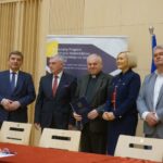 09.06.2020. Kielce. Podpisanie umów na projekty społeczne realizowane z RPO. Na zdjęciu (od lewej): Andrzej Pruś - przewodniczący Sejmiku Województwa Świętokrzyskiego, Andrzej Bętkowski - marszałek województwa świętokrzyskiego, ks. Stanisław Słowik - dyrektor Caritas Diecezji Kieleckiej, Renata Janik - wicemarszałek województwa świętokrzyskiego i Maciej Gawin - radny Sejmiku Województwa Świętokrzyskiego / Michał Kita / Radio Kielce