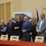 09.06.2020. Kielce. Podpisanie umów na projekty społeczne realizowane z RPO. Na zdjęciu (od lewej): Andrzej Pruś - przewodniczący Sejmiku Województwa Świętokrzyskiego, Andrzej Żychowski - Powiatowe Centrum Kultury, Turystyki i Rekreacji w Opatowie, Andrzej Bętkowski - marszałek województwa świętokrzyskiego, Małgorzata Jalowska - wicestarosta opatowski, Tomasz Stańko - starosta opatowski, Zofia Rusek - skarbnik powiatu opatowskiego, Maciej Gawin - radny Sejmiku Województwa Świętokrzyskiego i Renata Janik - wicemarszałek województwa świętokrzyskiego / Michał Kita / Radio Kielce