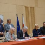 09.06.2020. Kielce. Podpisanie umów na projekty społeczne realizowane z RPO. Na zdjęciu (od lewej): Andrzej Pruś - przewodniczący Sejmiku Województwa Świętokrzyskiego, Maciej Gawin - radny Sejmiku Województwa Świętokrzyskiego, pwd. Joanna Pawłowska - skarbnik ZHP Chorągwi Kieleckiej, Andrzej Bętkowski - marszałek województwa świętokrzyskiego, Renata Janik - wicemarszałek województwa świętokrzyskiego i hm. Tomasz Rejmer - komendant ZHP Chorągwi Kieleckiej / Michał Kita / Radio Kielce