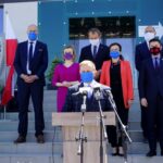 01.06.2020. Kielce. Podpisanie umowy na modernizację oczyszczalni ścieków w Piekoszowie. Na zdjęciu (od lewej): Grzegorz Socha - wiceprezes WFOŚiGW w Kielcach, Anna Krupka - wiceminister sportu, Zbigniew Piątek - wójt Piekoszowa, Ryszard Gliwiński - prezes WFOŚiGW w Kielcach, Agata Wojtyszek - poseł PiS, Marcin Heliosz - prezes Zakładu Usług Komunalnych w Piekoszowie i Bartłomiej Dorywalski - poseł PiS / Piotr Kwaśniewski / Radio Kielce