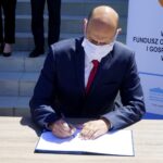 01.06.2020. Kielce. Podpisanie umowy na modernizację oczyszczalni ścieków w Piekoszowie. Na zdjęciu: Marcin Heliosz - prezes Zakładu Usług Komunalnych w Piekoszowie / Piotr Kwaśniewski / Radio Kielce