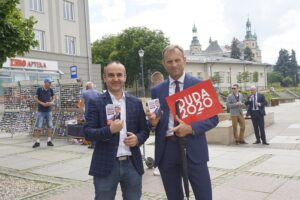 18.06.2020. Kielce. Konferencja posła Krzysztofa Lipca. Na zdjęciu (od lewej): Piotr Kisiel - radny, Zbigniew Piątek - wójt gminy Piekoszów / Michał Kita / Radio Kielce